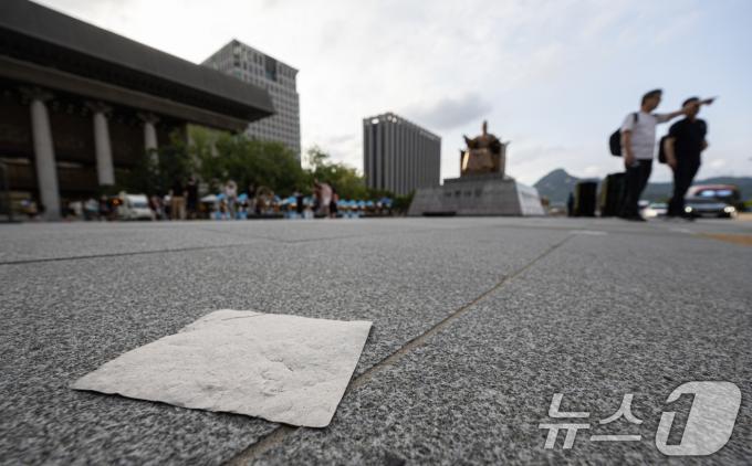 [사진] 서울 도심에서 발견된 北 오물풍선 추정 내용물