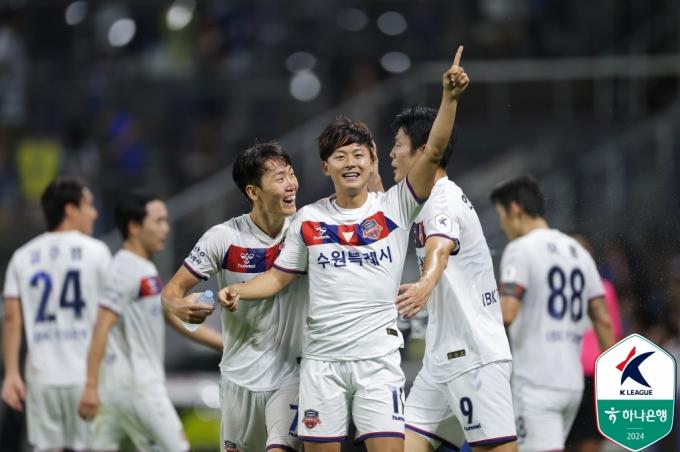 수원FC의 이승우가 득점 후 동료들과 함께 기뻐하고 있다. (한국프로축구연맹 제공)