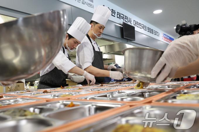 [사진] 선수촌 '숨은 영웅'들의 정성스런 음식 준비