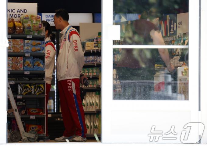 [사진] 필요한 물건 고르는 북측 관계자들