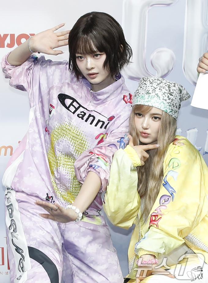 뉴진스 하니와 다니엘(오른쪽)이 21일 오후 인천광역시 중구 인스파이어 아레나에서 열린 ‘2024 SBS 가요대전 서머’ 블루카펫 행사에서 사랑스러운 매력을 발산하고 있다. ⓒ News1 권현진 기자