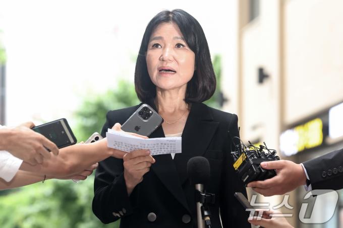 이진숙 방송통신위원장 내정자가 8일 오전 경기 과천시의 한 오피스텔에 마련된 청문회 준비 사무실로 첫 출근하며 소감을 밝히고 있다. 2024.7.8/뉴스1 ⓒ News1 민경석 기자