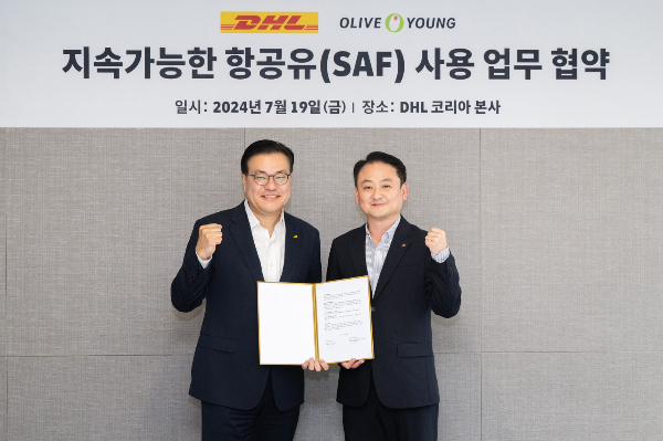 CJ올리브영이 국제특송기업 DHL과 '고그린 플러스' 서비스 이용 업무협약을 맺고 친환경 물류 트렌드 선도에 나선다. 고그린 플러스 서비스 이용 업무협약식을 마치고 한지헌 DHL 코리아 대표(왼쪽)와 서정주 CJ올리브영 SCM담당이 기념사진을 찍고 있다. /사진=CJ올리브영