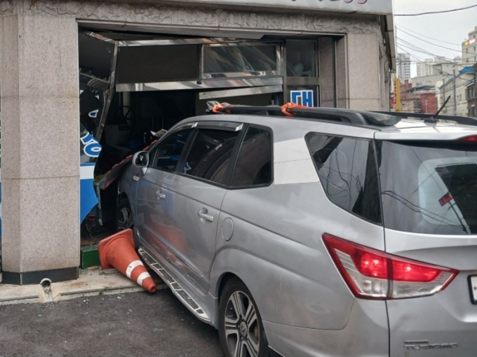  인천에서 술에 취한 상태로 승용차를 운전해 상가로 돌진한 50대 운전자가 경찰에 붙잡혔다. 사진은 지난 21일 오후 인천 미추홀구 용현동 한 방앗간으로 돌진한 음주운전 차량. /사진=뉴스1(인천소방본부 제공)