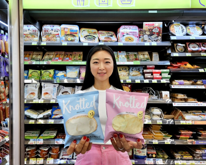편의점 CU가 삼성웰스토리, 베이커리 전문브랜드와의 협업을 통해 '편의점 빵 맛집'으로 거듭날 예정이다.  프리미엄 디저트 카페 '노티드'(Knotted)가 첫번째 협업브랜드다. /사진=BGF리테일 