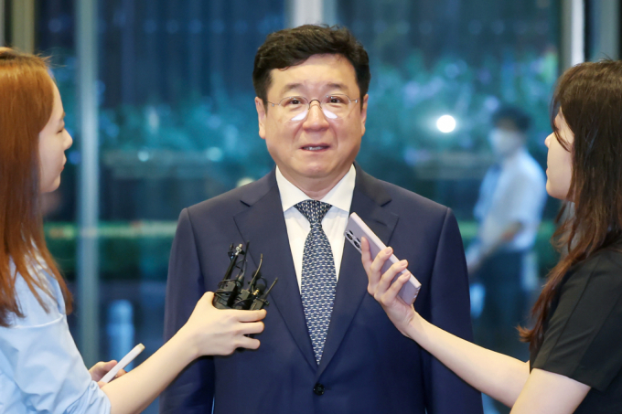 이찬희 삼성 준법감시위원회(준감위) 위원장이 22일 오전 서울 서초구 삼성생명 사옥에서 열린 준감위 정례회의에 참석하며 취재진의 질문에 답하고 있다. / 사진=뉴스1 민경석 기자 