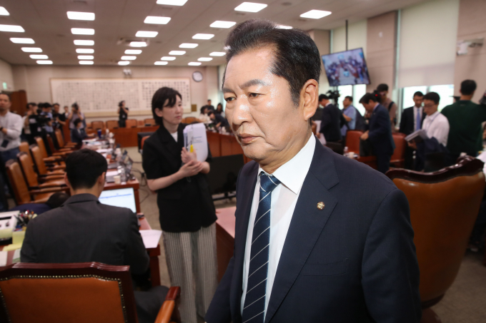 정청래 더불어민주당 의원이 자신에 대한 해임 요청 국회 국민동의 청원에 대해 국회 법제사법위원회에 정식 회부되면 청문회를 개최하겠다고 밝혔다. 사진은 정 의원이 지난 9일 서울 여의도 국회에서 열린 법제사법위원회 전체회의를 마치고 회의장을 나서는 모습. /사진=뉴스1