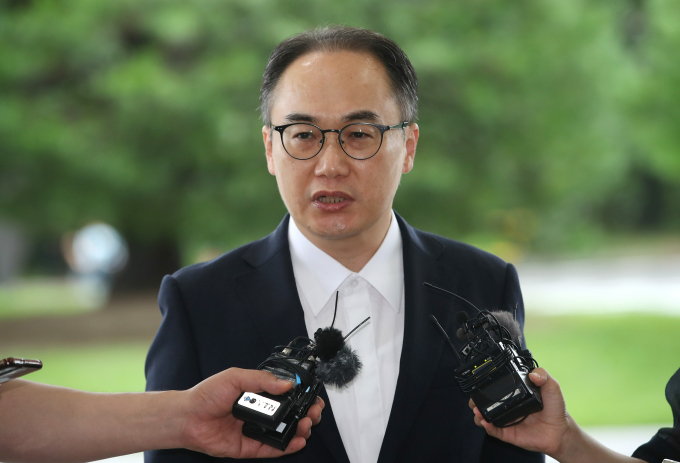 이원석 검찰총장이 김건희 여사 검찰 소환 조사에 대해 패싱 논란이 일자 사과의 말을 전했다. 사진은 이 총장이 22일 서울 서초구 대검찰청으로 출근하며 취재진 질문에 답하는 모습. /사진=뉴스1  