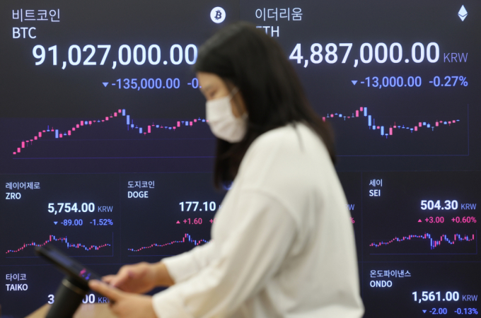 비트코인이 트럼프발(發) 랠리에 이틀 동안 10% 폭등하며 9000만원을 넘어선 16일 서울 강남구 업비트 고객센터 전광판에 비트코인 시세가 보이고 있다. /사진=뉴시스