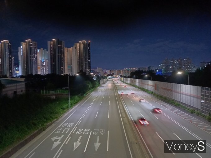 올해 상반기 광주·전남지역 전체 신규 등록 차량은 감소했지만,  친환경차는 증가한 것으로 나타났다. 광주 문흥지구 IC 진출입로 인근에서 차량들이 속도를 내고 달리고 있다/사진=이재호 기자.