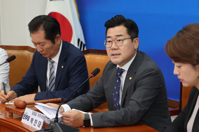 박찬대 더불어민주당 원내대표가 검찰이 김건희 여사를 비공개 소환 조사한 것에 대해 비판의 목소리를 높였다. 사진은 박 원내대표(가운데)가 22일 서울 여의도 국회에서 열린 최고위원회의에서 발언하는 모습. /사진=뉴시스