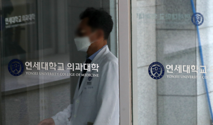 연세대학교 의과대학 교수 비상대책위원회(비대위)가 22일 입장문을 내고 하반기 모집 전공의들에 대해 선을 그었다. 사진은 서울 서대문구 연세대 의대. /사진=뉴스1