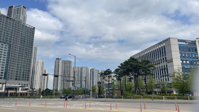 '한강 수자인 오브센트' 사업지에서 본 맞은편 아파트 전경 /사진=김노향 기자