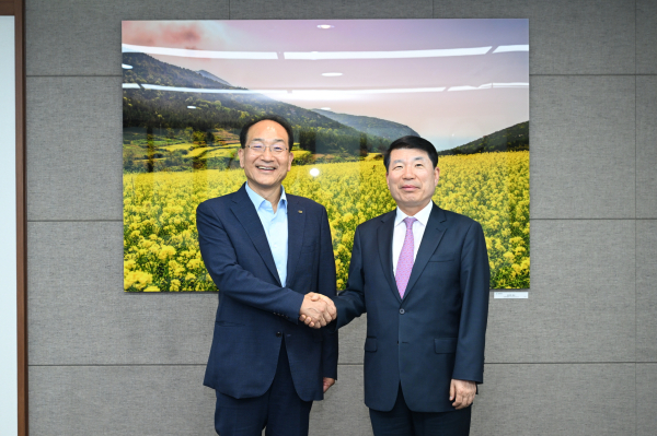 백경현 구리시장(오른쪽)이 지난 19일 이성해 국가철도공단 이사장(왼쪽)과 면담을 갖고 GTX-B노선 갈매역 정차 등 구리시 현안문제를 전달하고 악수하고 있다. / 사진제공=구리시