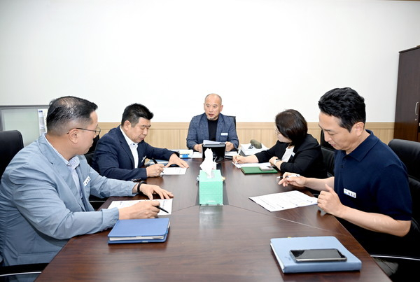 파주시 '2·5·7 플러스'가 인허가 행정 혁신을 위한 건축주택국 회의 장면. / 사진제공=파주시