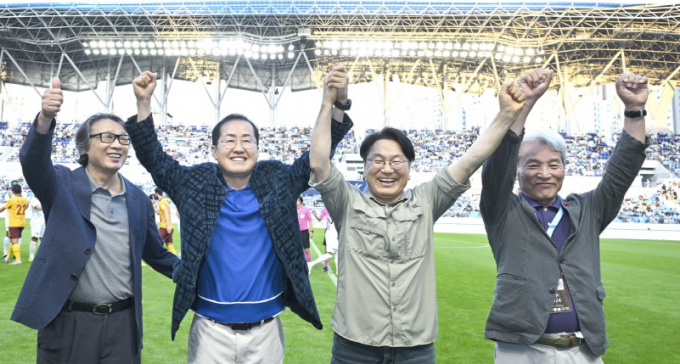 강기정 광주광역시장(오른쪽 두번째)이 지난 21일 오후 대구광역시 DGB대구은행파크를 방문해 홍준표 대구시장(왼쪽 두번째)과 광주FC-대구FC의 경기시작에 앞서 손을 맞잡고 팬들에게 인사를 하고 있다./사진=광주시 