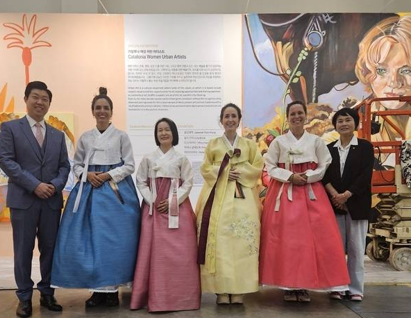 노인숙 부산화랑협회 사업이사(오른쪽 첫 번째)가 4월 부산 벡스코에서 펼쳐진 제13회 부산국제화랑아트페어(BAMA)에서 한복 퍼포먼스 후 관계자 등과 기념촬영을 하고 있다./사진=해오름갤러리