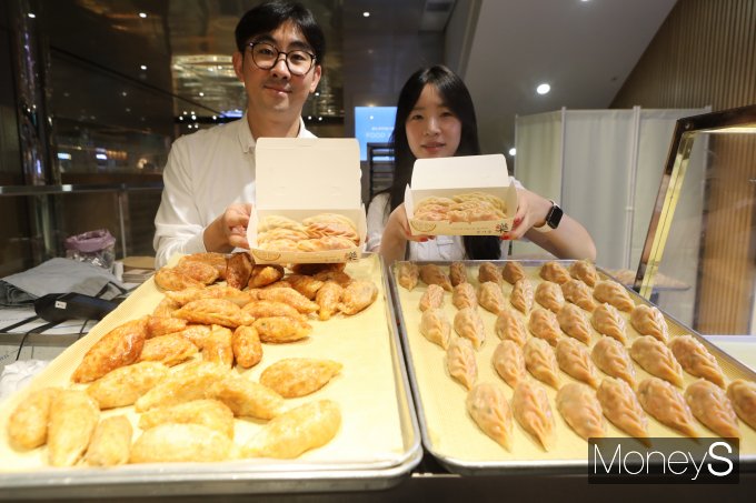 롯데백화점 광주점 지하 1층 푸드에비뉴 매장 직원들이 여름 휴가철 간식을 선보이고 있다/사진=롯데백화점 홍보 3팀 제공.