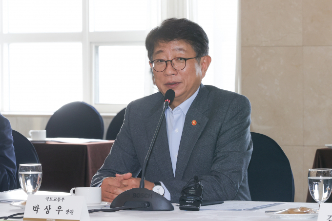국토교통부가 23일 국토부에 따르면 이날 열린 경제관계장관회의 의결을 통해  '해외 투자개발사업 활성화 방안'을 발표한다. 사진은 박상우 국토교통부 장관이 지난 11일 서울 중구 을지로 프레지던트 호텔에서 열린 해외건설 수주 플랫폼 간담회에서 모두발언하고 있는 모습. /사진=뉴스1