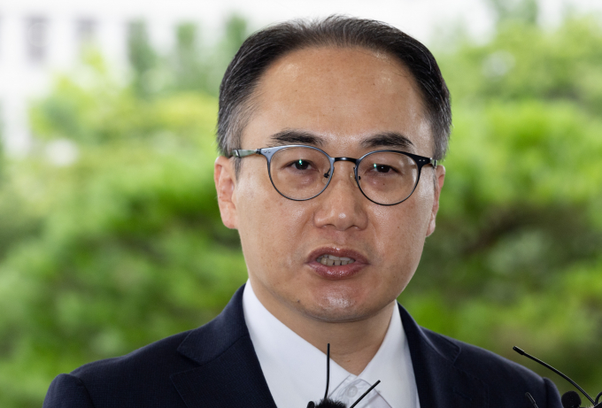이원석 검찰총장이 검찰이 김건희 여사를 비공개 소환 조사한 것에 대해 이창수 서울중앙지검장을 질책한 뒤 대검찰청 감찰부에 사건 진상 파악을 지시했다. 사진은 이 총장이 22일 서울 서초구 대검찰청으로 출근하며 취재진의 질문에 답변하는 모습. /사진=뉴시스
