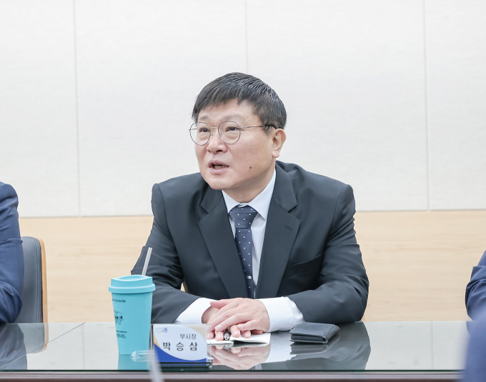 박승삼 시흥시 부시장이  22일 오전 취임식을 마친 뒤 시흥 미래 청사진 구현 의지를 밝히고 있다.  / 사진제공=시흥시