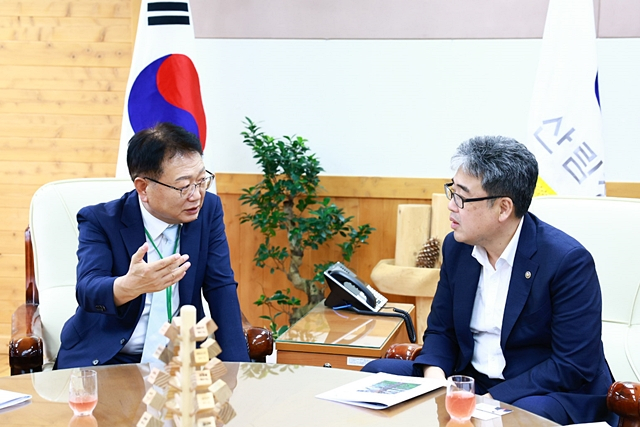 손병복 울진군수(왼쪽)이 임상섭 산림청장(오른쪽)을 만나 '울진금강송' 특별 관리의 필요성을 설명하고 있다./사진제공=경북 울진군