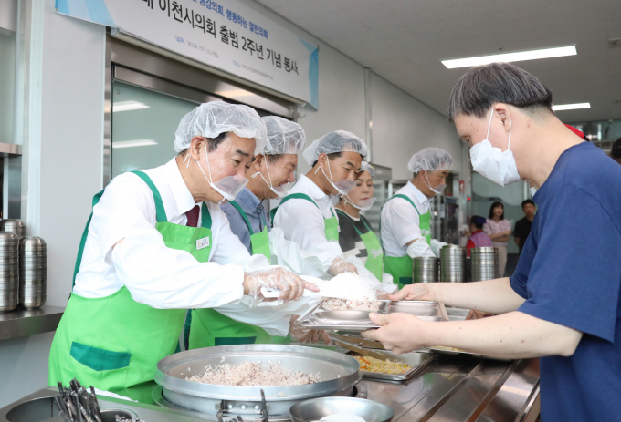 박명서 의장이 22일 이천시 장애인종합복지관에서 배식 봉사활동을 진행하고 있다 / 사진제공=이천시