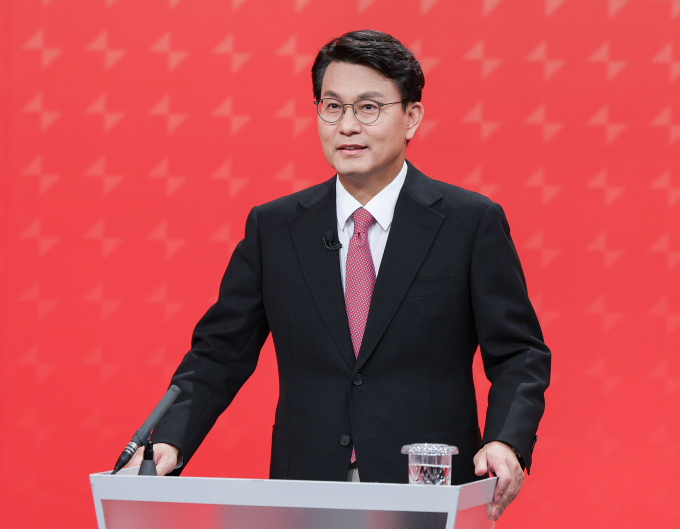 윤상현 국민의힘 당대표 후보가 국민의힘 전당대회 투표율이 낮은 원인으로 '친윤'(친윤석열) 조직표 결집을 꼽았다. 사진은 윤 후보가 지난 19일 서울 양천구 SBS 스튜디오에서 국민의힘 제6차 전당대회 대표 후보 방송토론회에서 방송 준비를 하는 모습. /사진=뉴스1