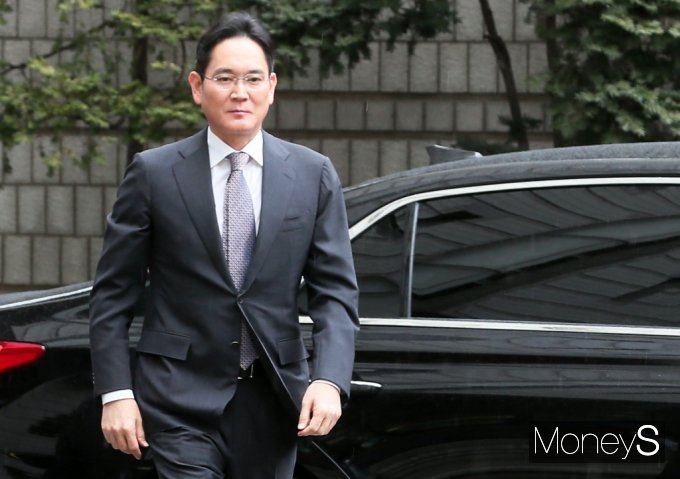 이재용 삼성전자 회장이 지난 2월5일 서울 서초구 서초동 서울중앙지방법원에서 열린 '회계부정·부당합병' 관련 1심 선고 공판에 출석하고 있다.  / 사진=임한별 기자 
