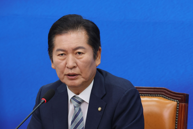 더불어민주당에 대한 정당해산심판을 헌법재판소에 청구해달라는 청원과 정청래 민주당 의원을 제명해달라는 청원이 각각 국민 동의 5만명을 돌파했다. 사진은 정 의원이 22일 서울 여의도 국회에서 열린 최고위원회의에서 발언하는 모습. /사진=뉴시스