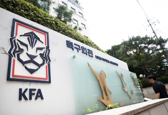 대한축구협회가 홍명보 대표팀 감독 선임 논란에 대해 규정을 준수했다는 입장을 밝혔다. /사진= 뉴스1