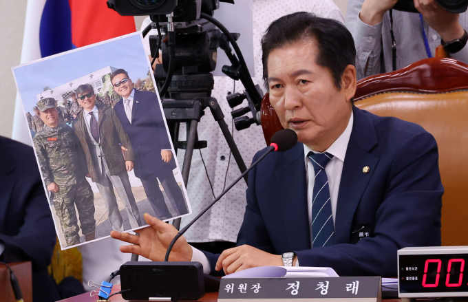 윤석열 대통령 탄핵 청원에 최종 143만4784명이 동의했다. 사진은 정청래 국회 법사위원장이 지난 19일 서울 여의도 국회에서 열린 제3차 법제사법위원회 윤 대통령 탄핵소추안 즉각 발의 요청에 관한 청원 관련 청문회에서 임성근 전 해병대 1사단장에게 김계환 해병대 사령관, 이종호 전 블랙퍽인베스트먼트 대표, 전직 대통령경호처 출신 송호중씨 사진을 보여주며 질의하는 모습. /사진=뉴시스