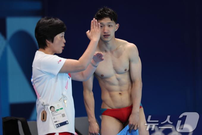 [사진] 코치와 훈련 복기하는 北 임영명
