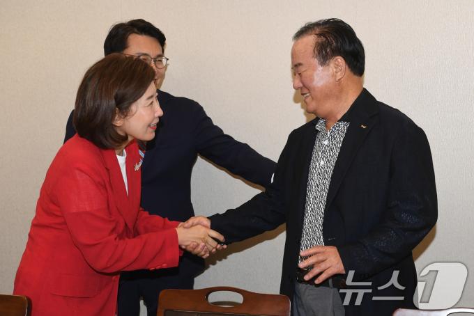 [사진] 인사 나누는 나경원·정갑윤