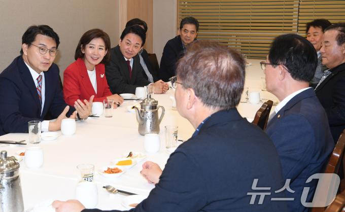 [사진] 나경원·윤상현·원희룡, 패스트트랙 전·현직 의원 회동