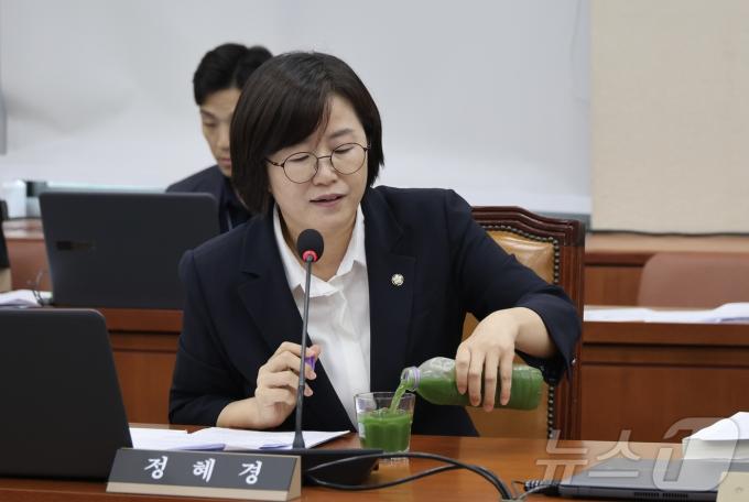 [사진] 정혜경 의원, 환경장관 후보자 청문회서 '녹조라떼' 전달