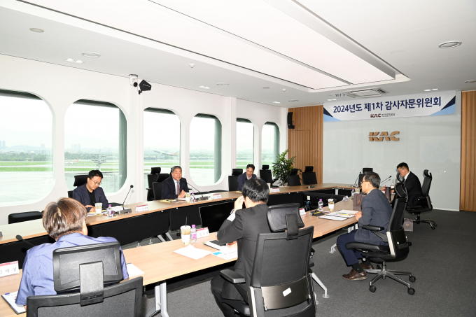  민병삼 한국공항공사 상임감사위원과 감사자문위원들이 내부통제 강화 방안을 논의하고 있다. /사진=한국공항공사