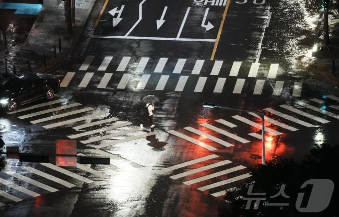 [사진] 장마철 집중호우에 '종종걸음'