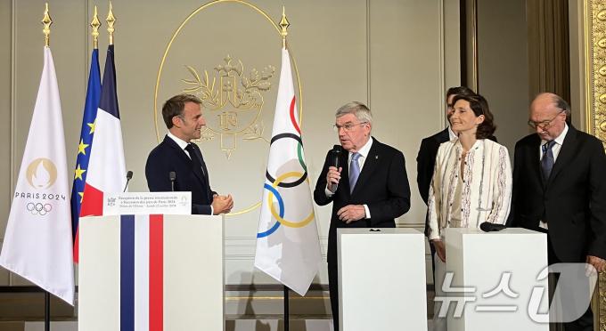 [사진] 토마스 바흐 IOC 위원장 발언 경청하는 마크롱 대통령