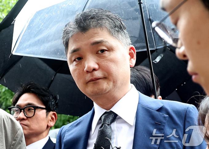 SM엔터테인먼트 시세조종 의혹을 받는 김범수 카카오 경영쇄신위원장이 22일 오후 서울 양천구 서울남부지방법원에서 구속 전 피의자심문(영장실질심사)을 받기 위해 출석하고 있다.  2024.7.22/뉴스1 ⓒ News1 구윤성 기자