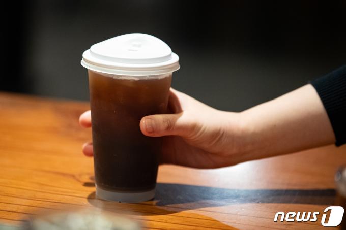 서울시내 한 스타벅스 매장에서 한 시민이 다회용 컵(리유저블 컵)에 담긴 음료를 수령하고 있다. /뉴스1 ⓒ News1 유승관 기자