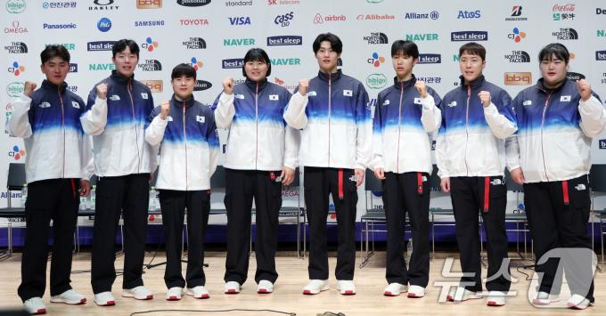 26일 오전 충북 진천군 광혜원면 선수촌로 진천국가대표선수촌 챔피언하우스 대강당에서 열린 2024 파리하계올림픽 D-30 미디어데이에서 양궁 김제덕(왼쪽부터), 배드민턴 서승재, 체조 김한솔, 유도 김하윤, 수영 황선우, 태권도 박태준, 탁구 임종훈, 역도 박혜정 선수가 파이팅을 외치고 있다. 2024.6.26/뉴스1 ⓒ News1 박정호 기자