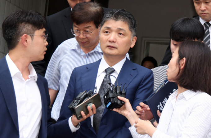  김범수 카카오 창업주가 지난 22일 오후 서울 양천구 서울남부지방법원에서 구속 전 피의자심문(영장실질심사)을 마치고 이동하고 있다. /사진=뉴스1