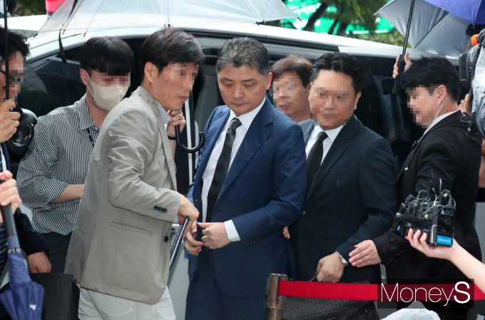 SM엔터테인먼트 주식 시세조종에 가담한 혐의를 받는 김범수 카카오 경영쇄신위원장이 23일 구속됐다. 김 위원장이 22일 오후 서울 양천구 서울남부지법에서 구속 전 피의자 심문(영장실질심사)을 마친 뒤 법정을 나서고 있다./사진=임한별 기자 