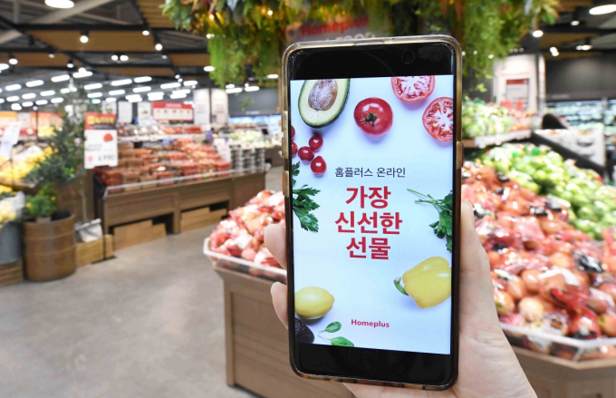 신선식품과 생수 등을 휴가지에서 온라인으로 주문해 당일배송받는 소비자가 늘고 있다고 홈플러스가 23일 발표했다. /사진=홈플러스