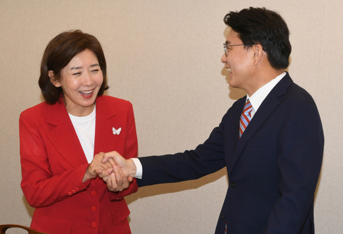 나경원 국민의힘 당대표 후보가 '패스트트랙 사건 재판'에 연루된 전·현직 국민의힘 의원들이 한동훈 국민의힘 당대표 후보의 공소 취소 부탁 발언에 대해 우려를 표했다고 밝혔다. 사진은 나 후보(왼쪽)와 윤상현 국민의힘 당대표 후보가 지난 22일 서울 여의도의 한 식당에서 '패스트트랙 재판'에 연루된 전·현직 의원들과 만찬 회동을 하기 전 악수하는 모습. /사진=뉴시스(나경원 캠프 제공) 