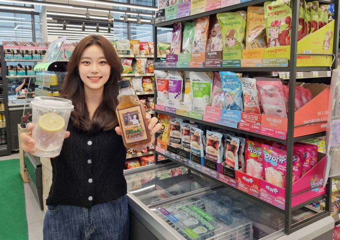 여름철을 맞아 편의점 CU와 세븐일레븐이 하이볼을 편리하게 제작할 수 있는 과일 슬라이스 얼음컵을 출시했다. /사진=BGF리테일
