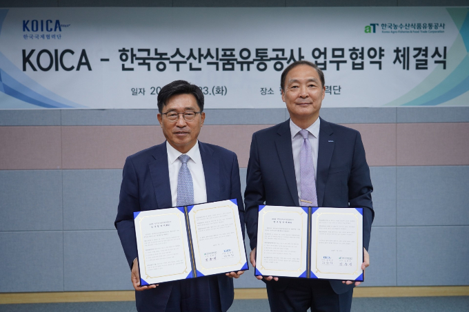 코이카(KOICA·한국국제협력단)와 한국농수산식품유통공사가 지구를 지키고 지속가능한 미래를 만들기 위해 협력하기로 했다. 23일 경기도 성남시 소재 코이카 본부에서 개최된 코이카와 한국농수산식품유통공사의 '저탄소 식생활 확산과 글로벌 인재육성을 위한 업무협약식'에서 장원삼 코이카 이사장(오른쪽)과 김춘진 한국농수산식품유통공사 사장이 기념사진을 촬영하고 있다. /사진=코이카