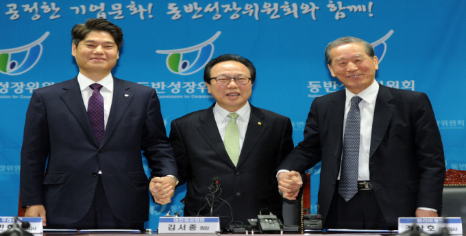 2013년 2월27일 오전 동반성장위원회에서 제과업계 대표들이 동반성장을 위해 합의서에 서명한 뒤 화합의 손을 맞잡고 있다. /사진=뉴스1