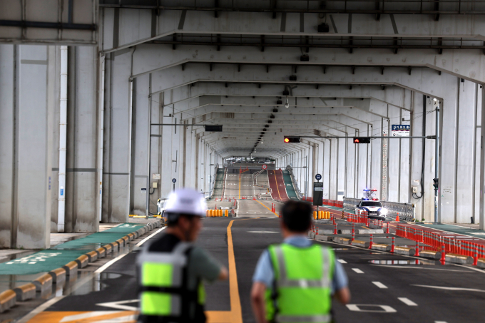 서울시가 한강 수위 상승으로 잠수교와 올림픽대로 여의상류IC 차량 통행을 전면통제했다. 사진은 이날 오전 서울 서초구 잠수교가 한강 수위 상승으로 인해 전면통제된 모습. /사진=뉴시스